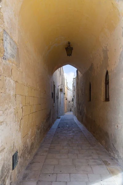 在Mdina的一条狭窄的小街的门口 — 图库照片