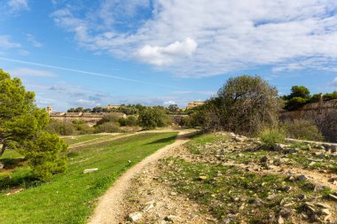 Malta 'da güneşli bir günde kayalık yol