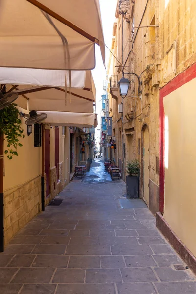 Valetta马耳他市一条狭窄的小街 — 图库照片