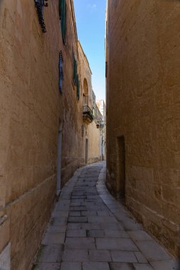 Mdina 'da küçük dar bir sokak.