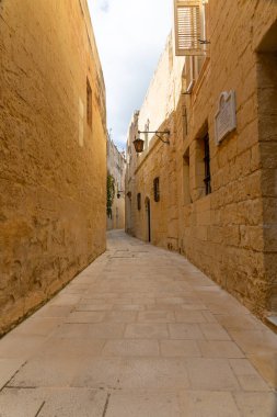 Mdina 'da küçük dar bir sokak.