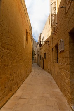 Mdina 'da küçük dar bir sokak.