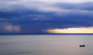 Büyük yağmur bulutu denize