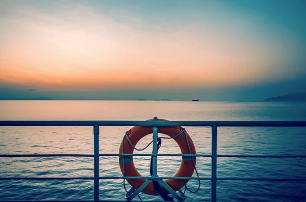 Sonnenuntergang Auf Dem Meer Und Orangefarbener Rettungsring Der Reling Des — Stockfoto