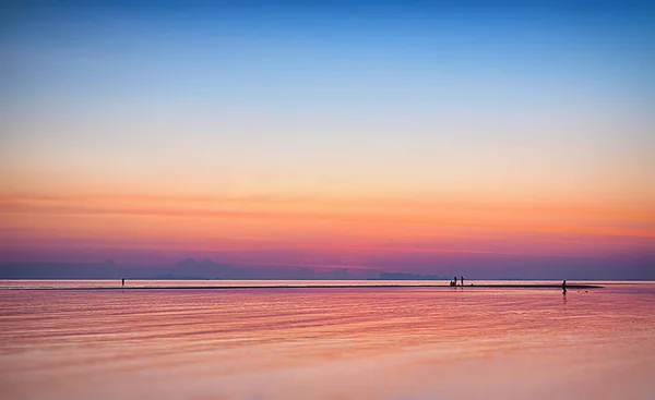 Vacker Tropisk Solnedgång Med Dramatiska Färgglada Himmel — Stockfoto