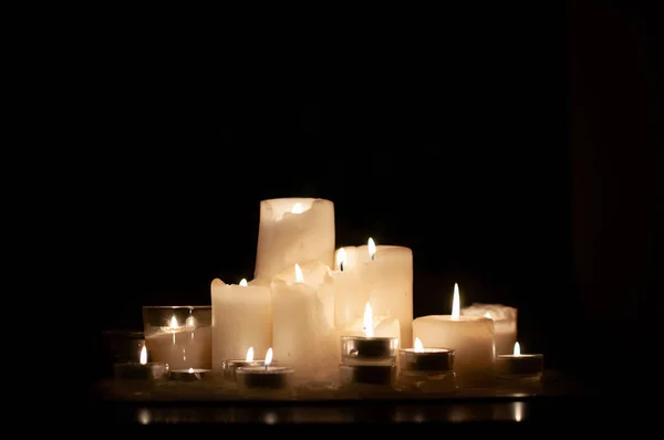 Αρκετά Κεριά Που Καίγονται Κοντά Ένα Σκοτεινό Φόντο Κεριά Από — Φωτογραφία Αρχείου