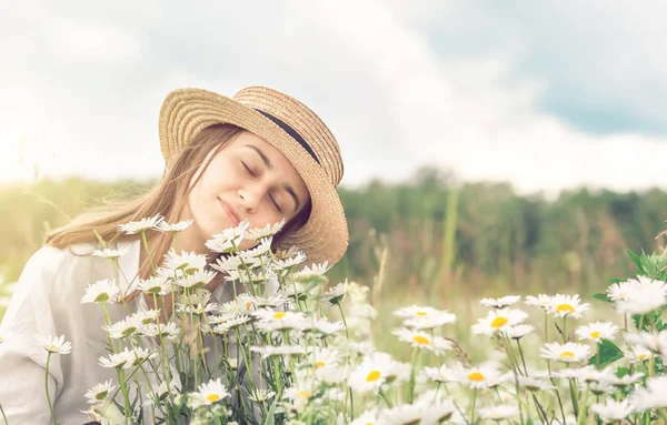 Hermosa Joven Sombrero Disfruta Belleza Olor Las Margaritas Salvajes Día —  Fotos de Stock