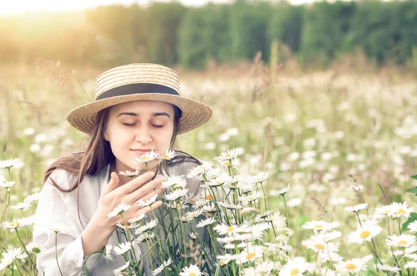 Hermosa Joven Sombrero Disfruta Belleza Olor Las Margaritas Salvajes Día — Foto de Stock