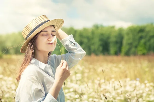 Hermosa Joven Sombrero Disfruta Belleza Olor Las Margaritas Salvajes Día — Foto de Stock