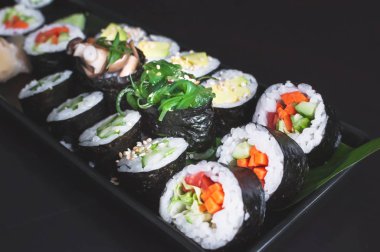 Maki, futomaki ve gunkanlı vegan suşi tabağı.. 
