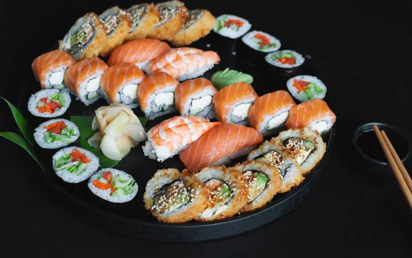 各种经典的寿司和滚从新鲜的配料在黑色背景 日本菜 — 图库照片