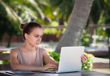 Genç ve güzel bir tasarımcı kız açık hava otelinde tatil yapıyor.