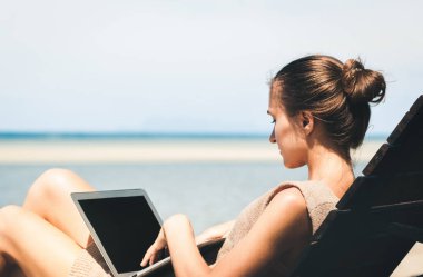 Kumsalda çalışan genç, güzel, serbest çalışan bir kız.