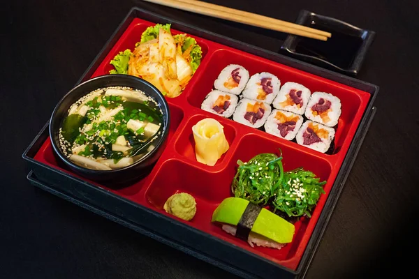 Vegan suşi bento öğle yemeği miso çorbası, sebze maki, avokado ve yosun gunkan
