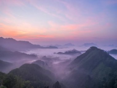 arka plan doğa sis dağın içinde sabah hareket bulanıklığı 