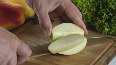 Elma parçalar halinde kesilmesi eller mans