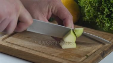 Elma küçük parçalar halinde kesilmesi eller mans