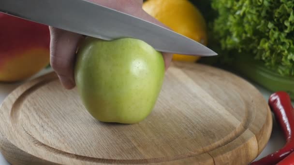 Руки маньяка, режущего яблоко — стоковое видео