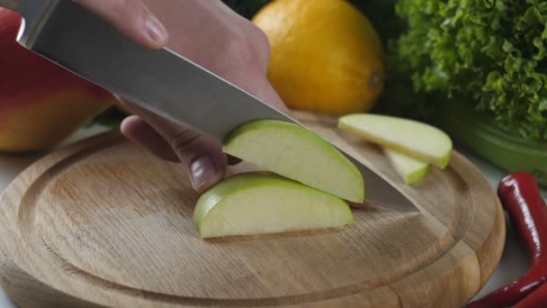 Männer Hände schneiden Apfel in Stücke — Stockvideo