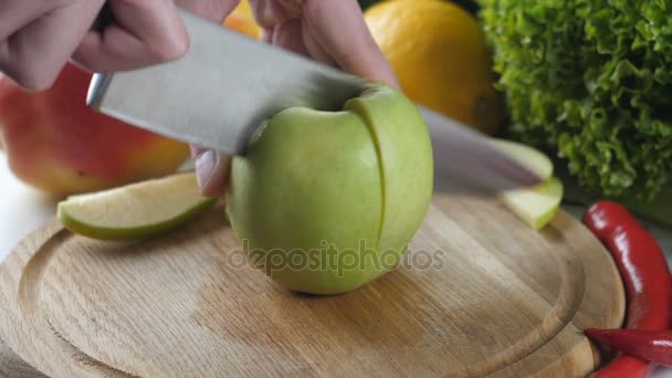 Mans mani tagliando la mela in quattro pezzi — Video Stock