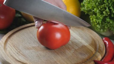 Domates yarım kesme eller mans