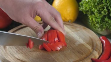 Domates küçük parçalar halinde kesilmesi eller mans