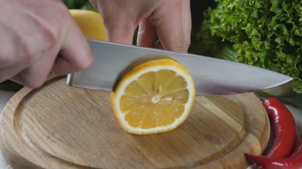Manos de hombre cortando el limón en rodajas finas — Vídeo de stock