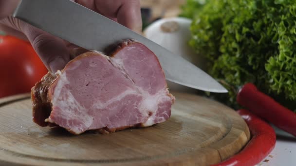 Männerhände schneiden Fleisch in Scheiben — Stockvideo