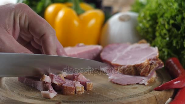 A faca corta a carne em pequenos pedaços — Vídeo de Stock