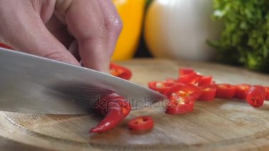 Kırmızı biber kesme eller mans.