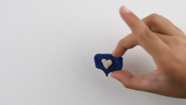 Dla dzieci ręce umieścić serca w znak czat na stole. — Wideo stockowe