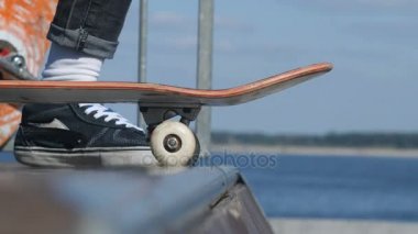 Bir numara rampa patenci hazırlar, spor ayakkabıları, yakın