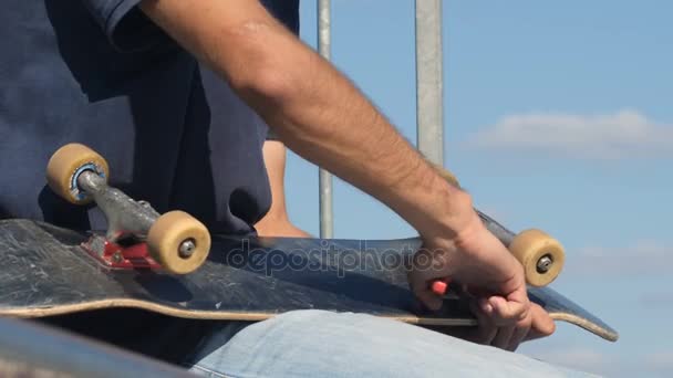 Mens mãos reparação skate . — Vídeo de Stock