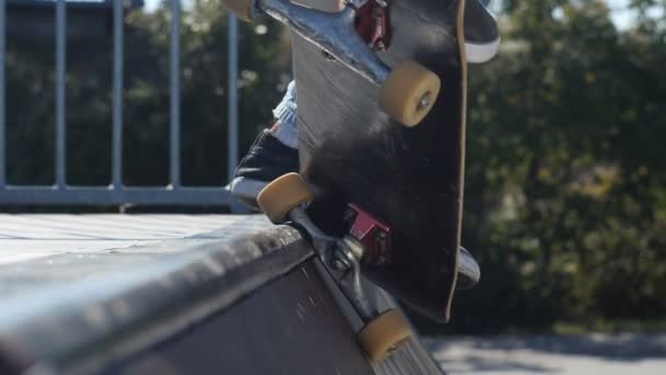 Bruslař snímky na skateboardu podél rampy — Stock video
