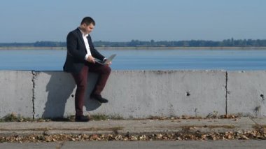 Takım elbiseli bir adam bir kurye bir kaykay üzerinde bir paket alır