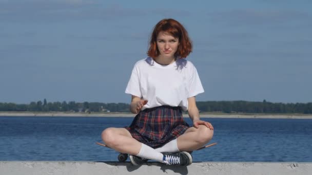 Young ginger girl sends an air kiss. — Stock Video