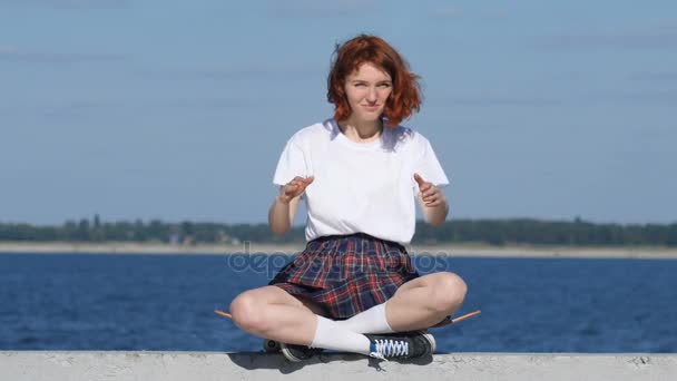 Muchacha de jengibre joven mostrando ven aquí signo . — Vídeos de Stock