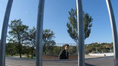 Patenci elbiseli bir rampa skate park gezintisi, Görünümü Kapat