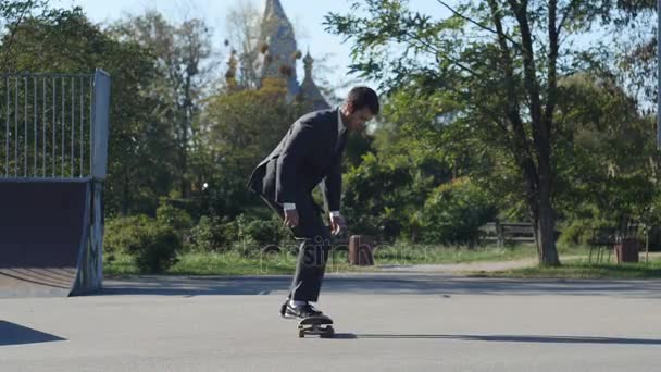 Skater w garniturze idzie podstęp Shove-it skate parku — Wideo stockowe