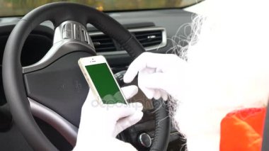 Noel Baba arabada otururken bir akıllı telefon kullanır 50 fps