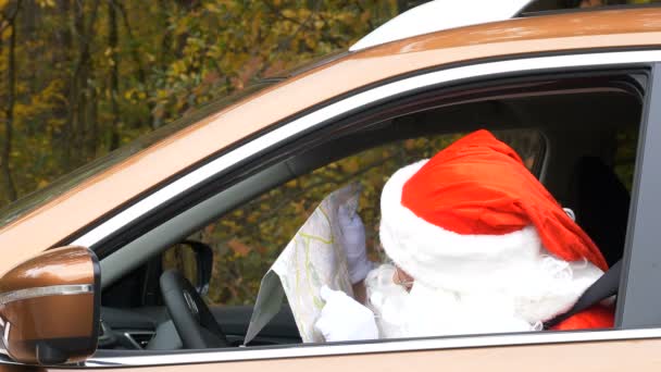 Père Noël a perdu son chemin et regarde la carte vue de l'extérieur 50 fps — Video