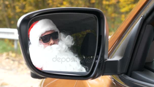 Santa Claus se quita las gafas de sol mientras está sentado en el coche 50 fps — Vídeos de Stock