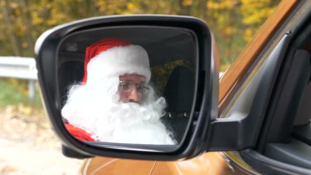 Santa Claus praten aan de telefoon zittend in de auto 50 fps — Stockvideo