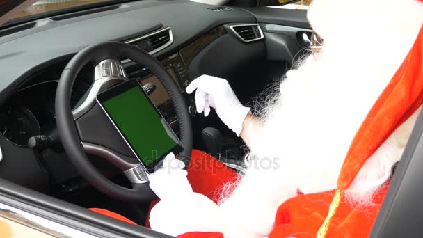 Санта-Клауса використовує планшет, сидячи в машині 50 кадрів в секунду — стокове відео