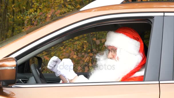 Santa dansen zittend in de auto-kant weergeven 50 fps — Stockvideo