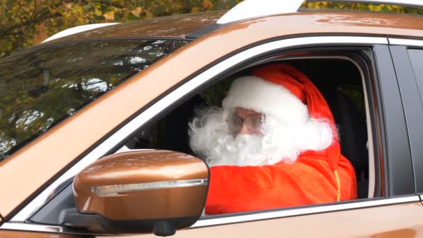 Santa danse en étant assis dans la voiture 50 fps — Video