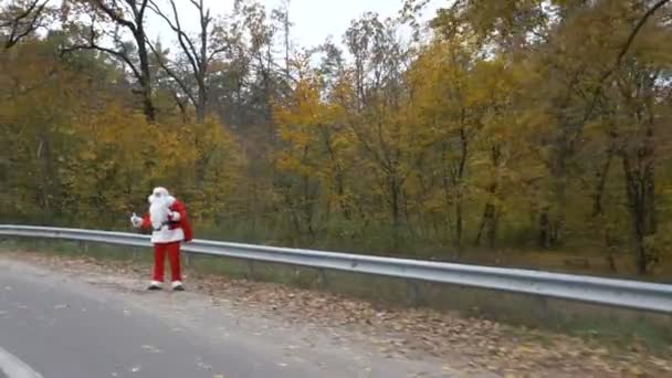 Santa Claus autostop, disparando desde el coche 50 fps — Vídeos de Stock