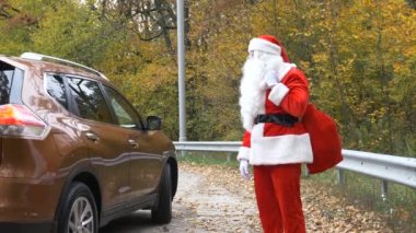 Kişisel bir arabanın içine Noel Baba alır 50 fps şoför