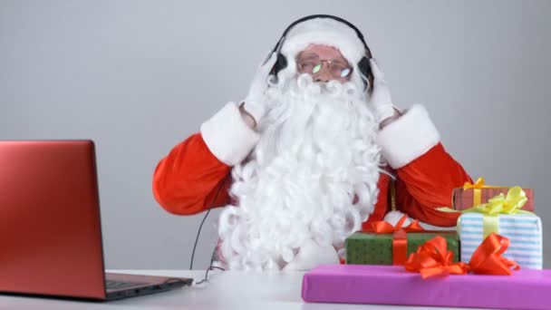 Babbo Natale ascolta musica su cuffie e balli 50 fps — Video Stock