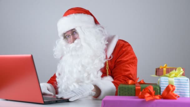 Santa Claus está trabajando en el ordenador y riendo 50 fps — Vídeos de Stock